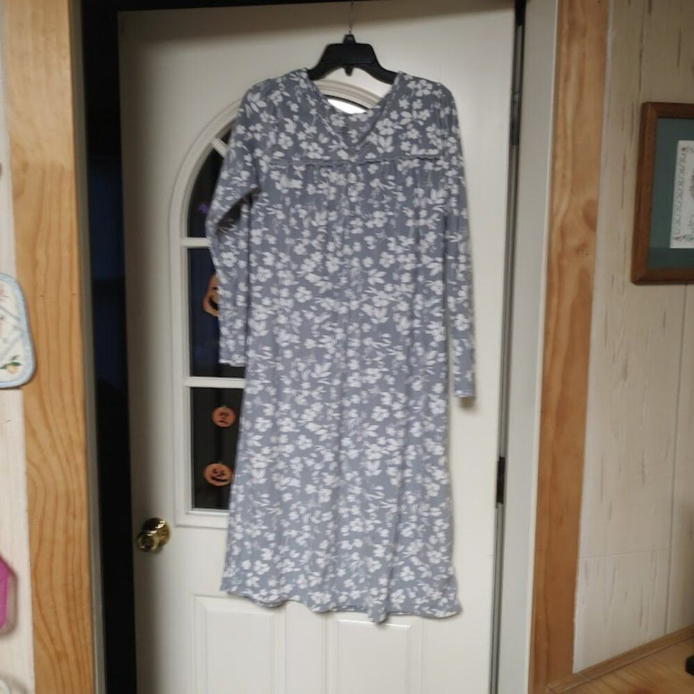 New Croft & Barrow Gray White Flowered Soft Fleece Nightgown Women's Small